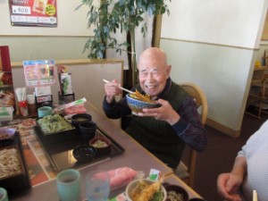 天丼をほおばるお客様