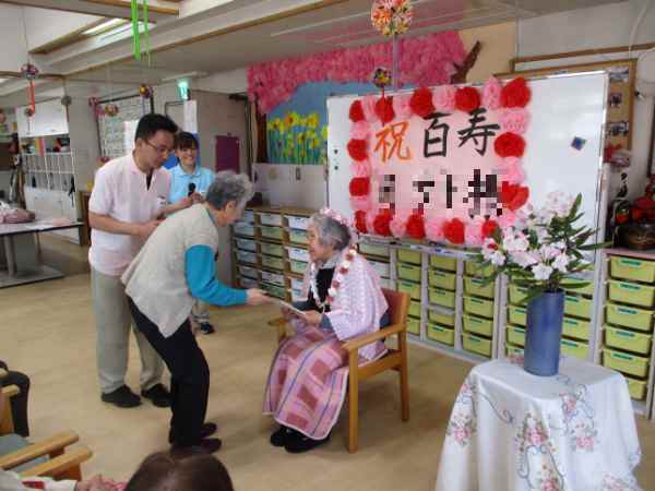 仲の良いお客様からの記念品贈呈