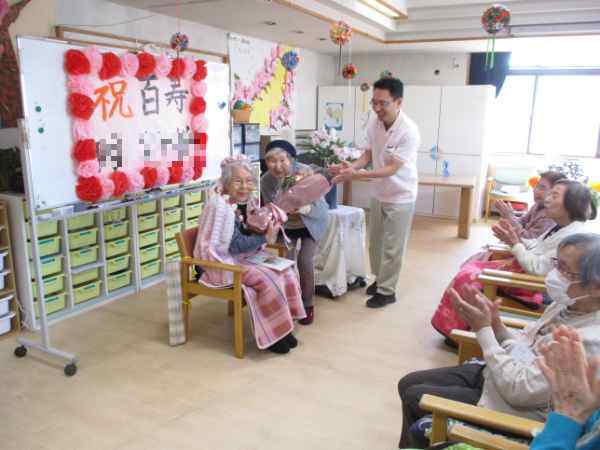 仲の良いお客様からの花束の贈呈