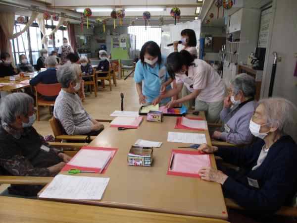 材料を手にするお客様