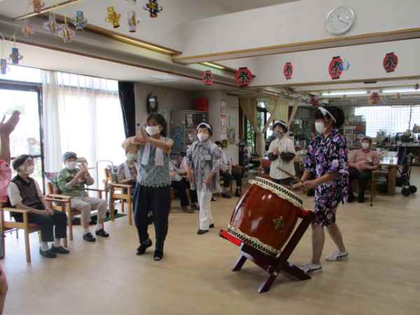 盆踊りを踊るお客様