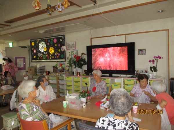 テレビ画面で花火を楽しんでいただきました