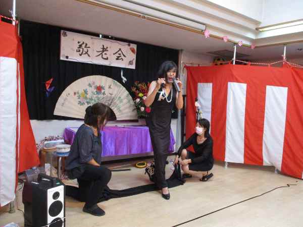 昭和歌謡ショーのボランティアの方々