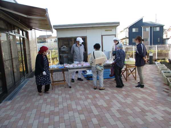 テラスでパンを売るどんぐりの家のパン屋さん