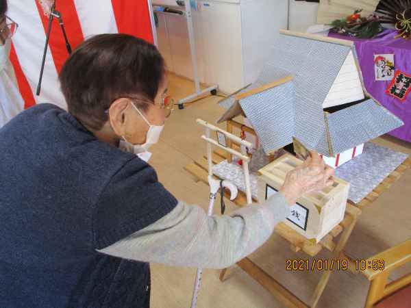 手作りの神社で初詣しているお客様