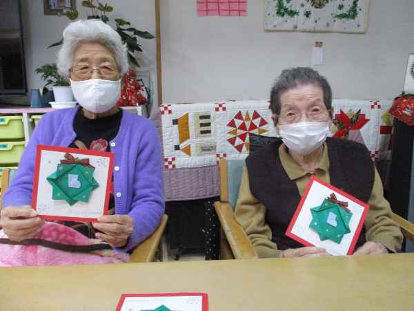 仕上がったクリスマスカードを持ってハイチーズ!