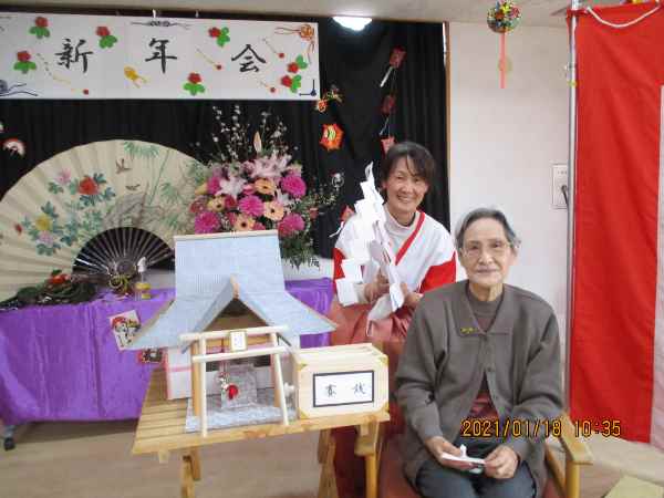 ほんむら神社と写真撮影するお客様