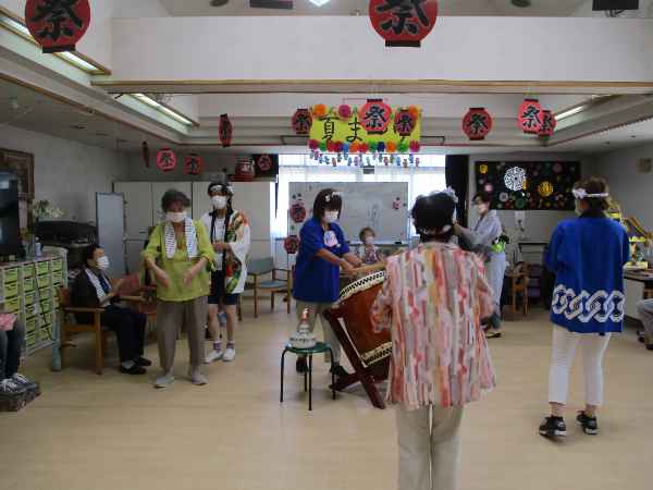 盆踊りを楽しむお客様