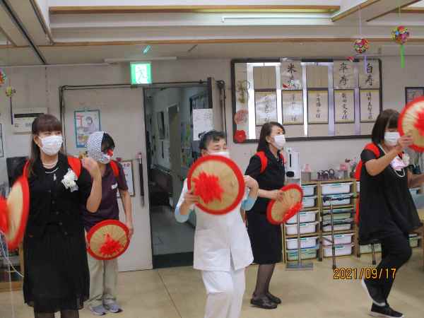 花笠音頭を踊る職員