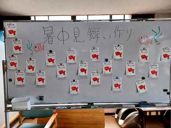 全員の作品展示 金魚の暑中見舞いはがき