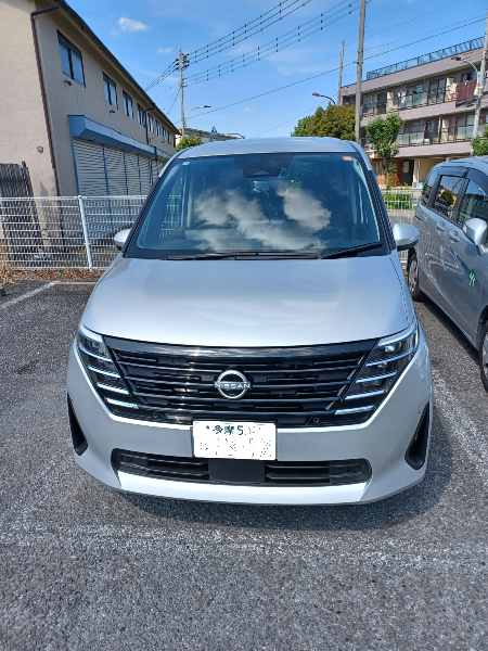 日産セレナ　正面画像