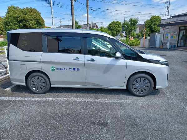 日産セレナ　運転席側からの側面
