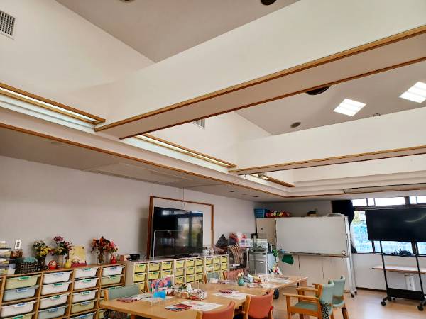 張替えた壁紙　塗装された天井