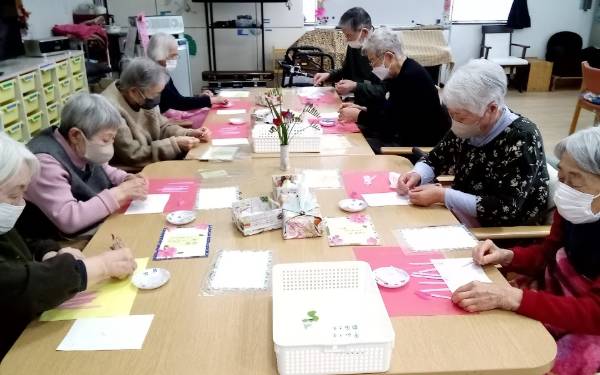 桜の飾りを作っています。