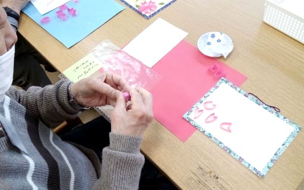 桜の花びらを作っています