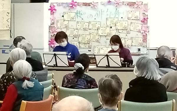 大正琴による演奏風景