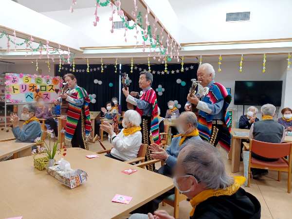 トリオ・ロス・ペペス　各テーブルを回りながら演奏中