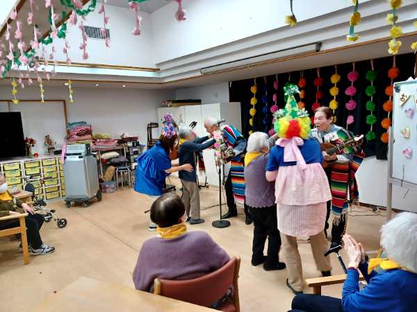 トリオ・ロス・ペペスへお礼のコインネックレスを渡している様子