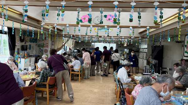 デイサービスの見学を行う新入職員たち