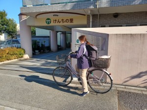 自転車で移動するヘルパー