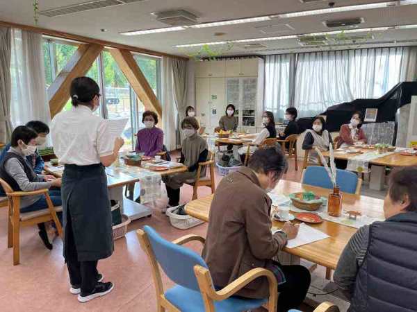 介護講座「けんちの里での看取り」を開く介護職員