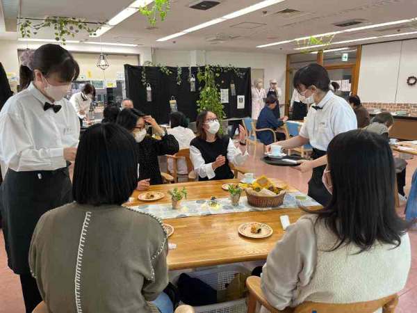 焼き立てパンを配る介護職員