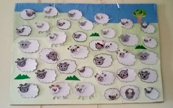 たくさんの羊が並んでいる壁紙
