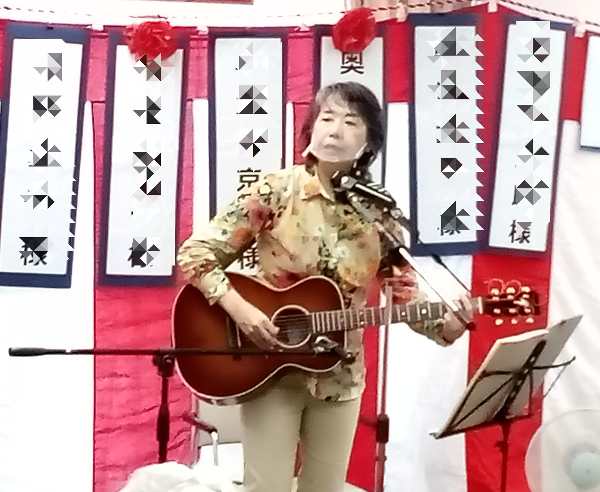 昭和の歌 ミーサさんの弾き語りの様子