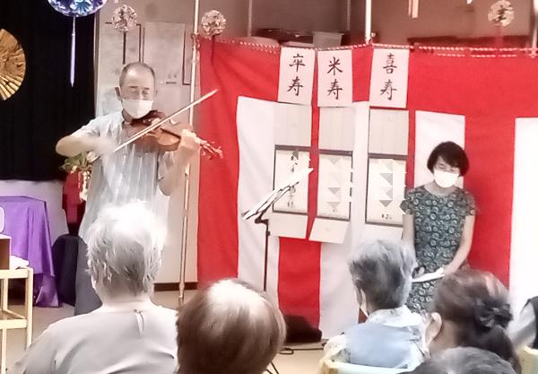 バイオリン演奏中の片桐さん