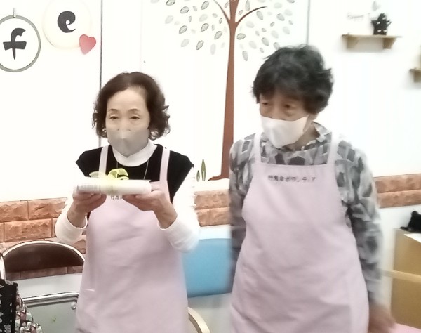 ボランティアさんがコーヒーを運ぶ様子
