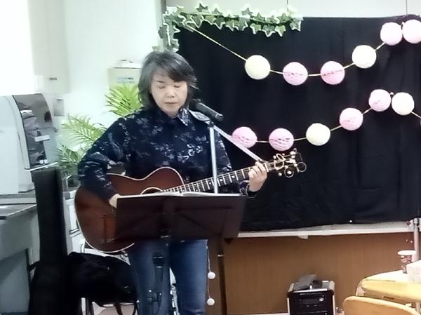 カフェで演奏されたミーサさん