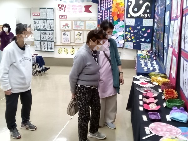 お客様の作品展示をご覧中