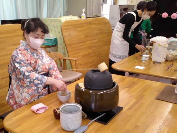 間宮先生がお茶をいれている様子