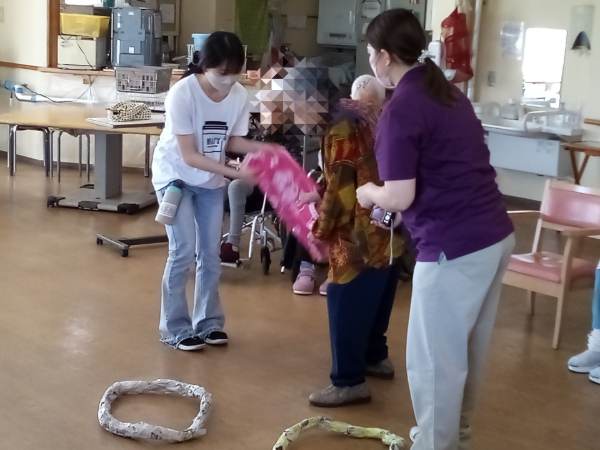 お客様と学生ボランティアさんで活動中