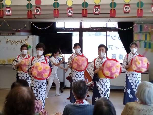 老人デイサービスセンターガーデン・ほんむらでの夏祭りの様子