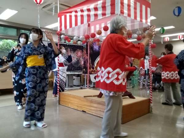 けんちの里での夏祭りの盆踊りの様子