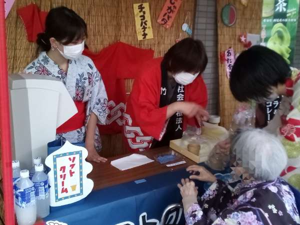 けんちの里での夏祭りのソフトクリーム売り場の様子