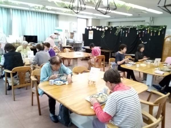 肉汁うどん食事中