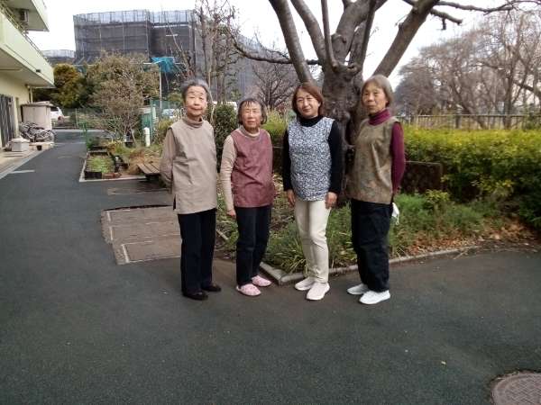 手作りベストを着て記念に