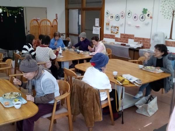 けんちんうどん食事中