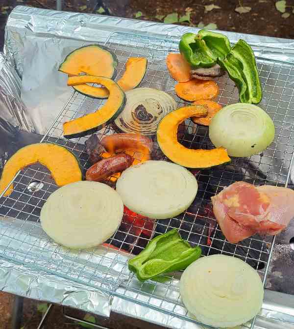 BBQで野菜を焼いている様子