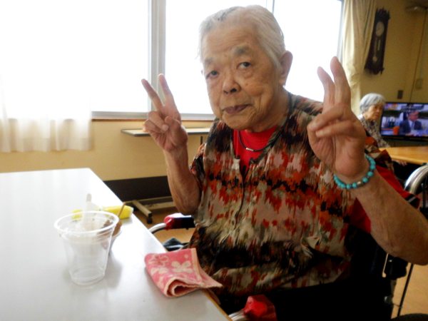 あんみつを召し上がり喜ばれているお客様