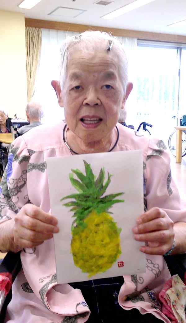 完成されたちぎり絵を見せてくれるお客様
