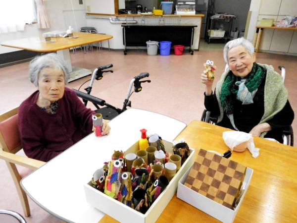 トイレットペーパーの芯で作ったみのむしが完成した様子