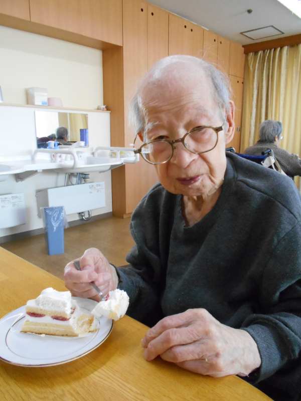 ショートケーキを食べているお客様