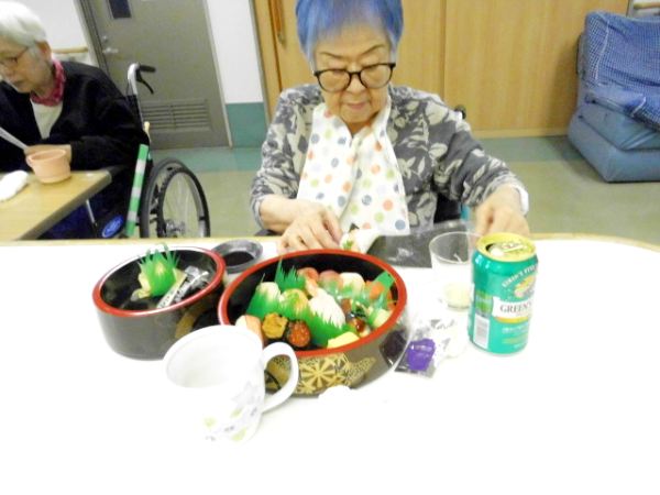 出前のお寿司を食べるお客様