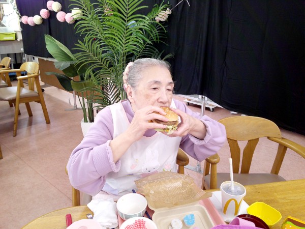 ハンバーガーを食べているお客様