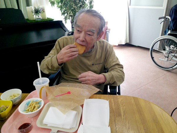ハンバーガーにかぶりつくお客様