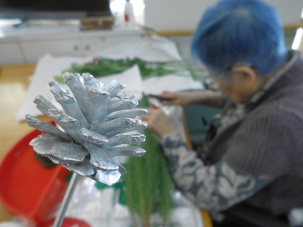 銀色に染められた松ぼっくり