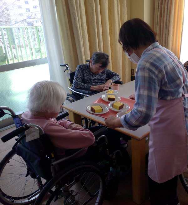 配膳をお手伝いしてくださっているボランティアさん
